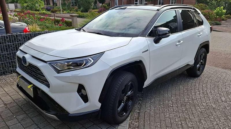Weiß Gebraucht 2021 Toyota RAV4 Hybrid SUV | 31.900 € (Superpreis) - Bild 1/4