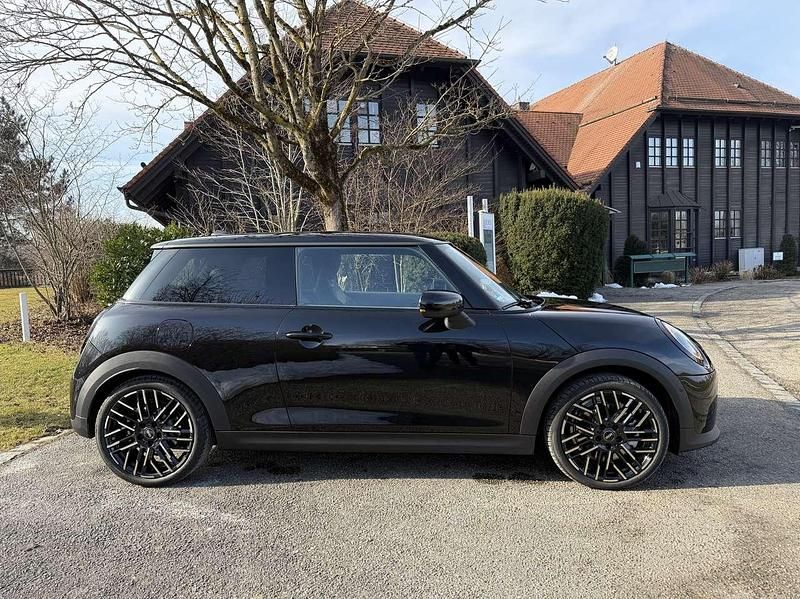 Gebraucht Mini Cooper Favoured 114 kW (156 PS) 2025 Schwarz Kleinwagen