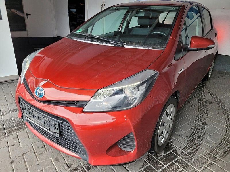 Gebraucht Toyota Yaris Hybrid Life 75 PS (55 kW) 2012 Rot Kleinwagen