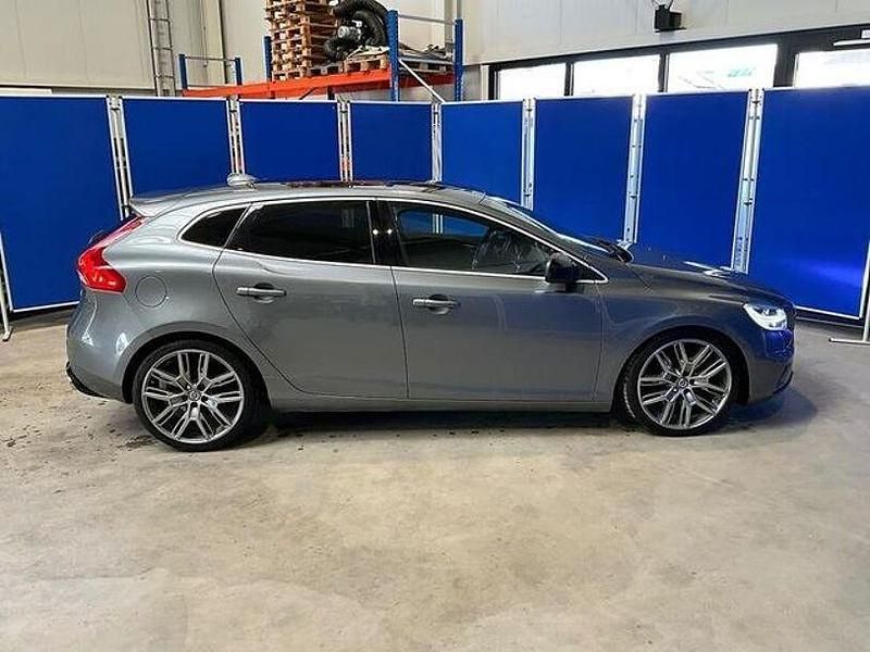 Gebraucht Volvo V40 Momentum 190 PS (139 kW) 2018 Osmium grey / metallic Kombi