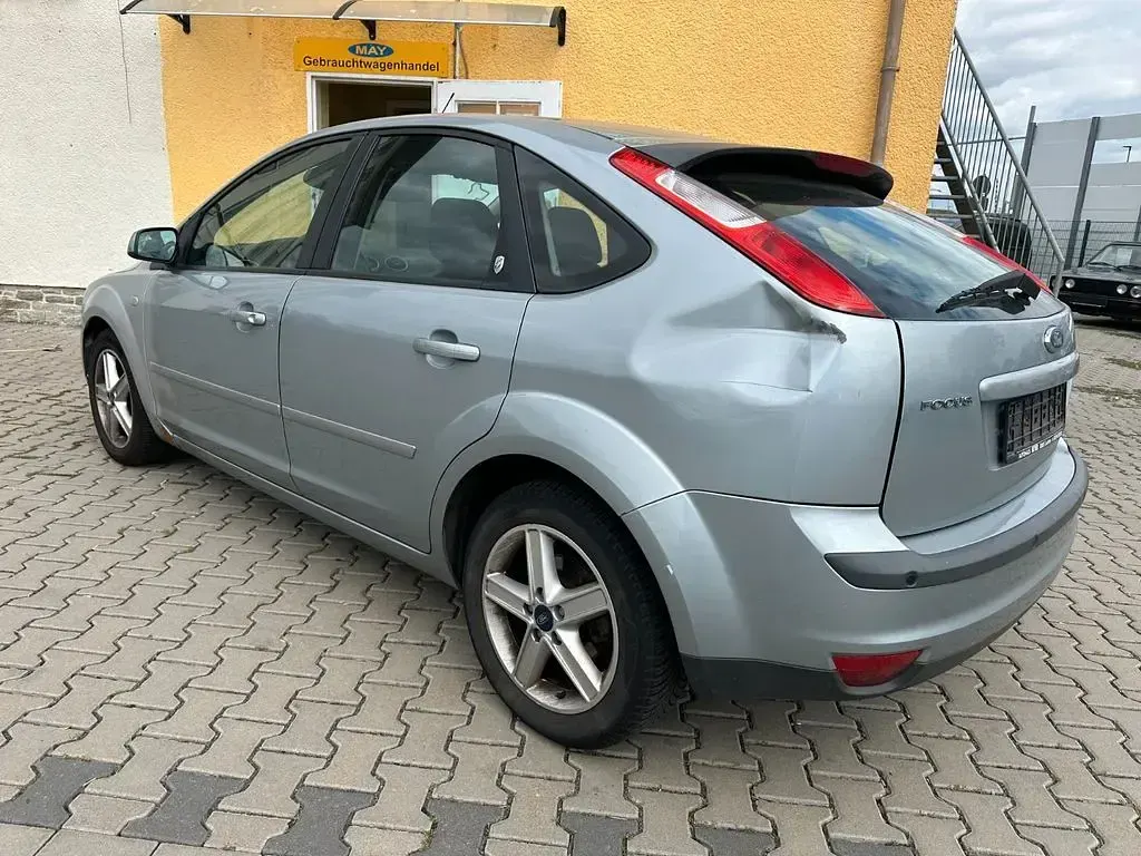Gebraucht Ford Focus Ghia 116 PS (85 kW) 2005 Silber Limousine