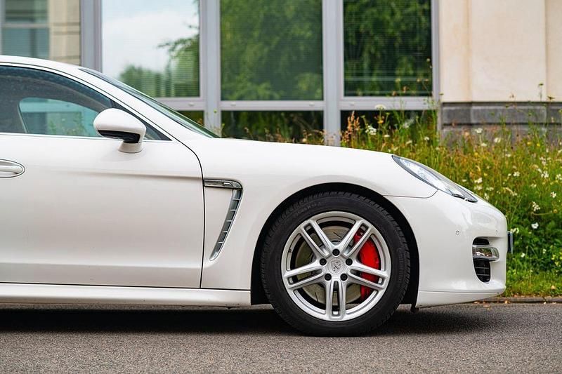 Weiß Gebraucht 2011 Porsche Panamera Turbo Limousine | 27.970 € (Superpreis) - Bild 1/4