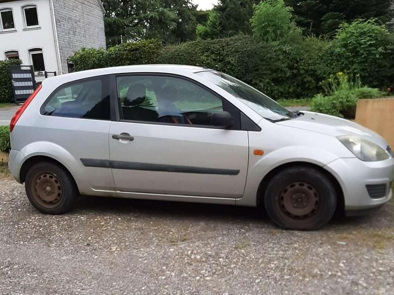 Silber Gebraucht 2006 Ford Fiesta Ambiente Kleinwagen | 600 € (Superpreis) - Bild 1/4