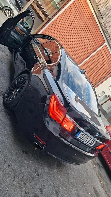 Schwarz Gebraucht 2010 BMW 750 Limousine | 8.780 € (Fairer Preis) - Bild 1/4