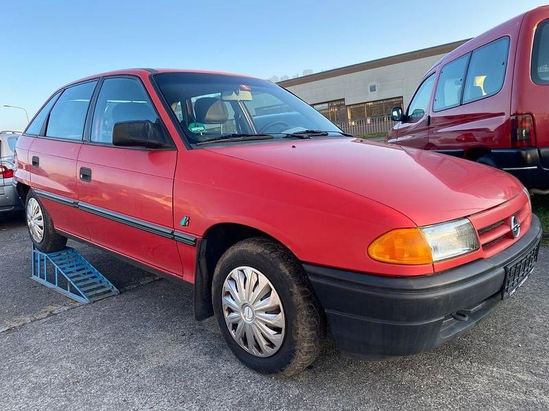 Rot Gebraucht 1994 Opel Astra Limousine | 1.150 € - Bild 1/4