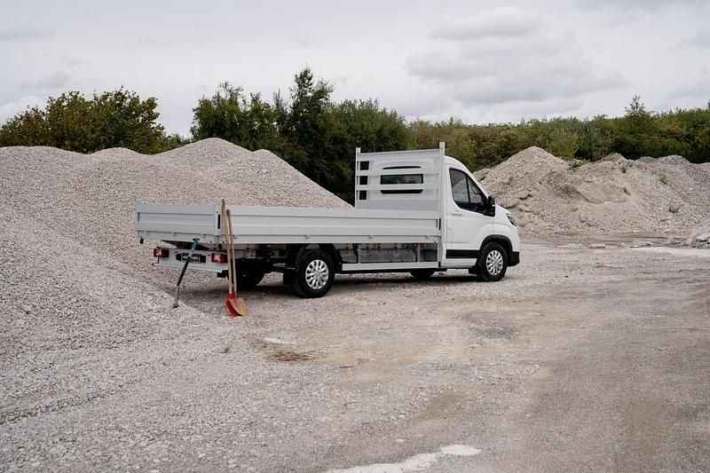 Neu Maxus eDeliver 9 150 kW (204 PS) 2025 Weiss / warm white Van