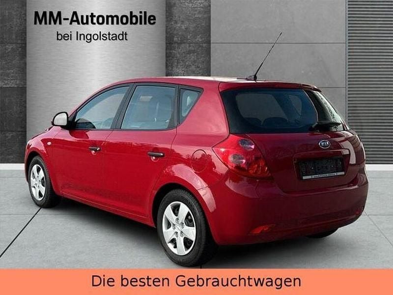 Usado Kia Ceed 109 HP (80 kW) 2009 Vermelho Citadino