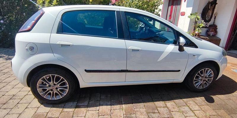 Gebraucht Fiat Punto Evo 77 PS (56 kW) 2011 Weiß Kleinwagen