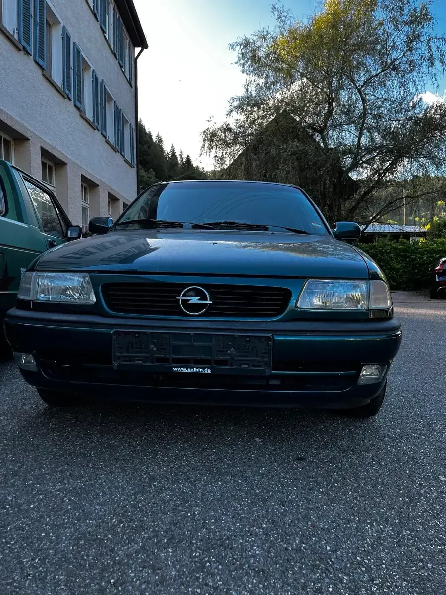 Gebraucht Opel Astra 75 PS (55 kW) 1996 Grün Limousine