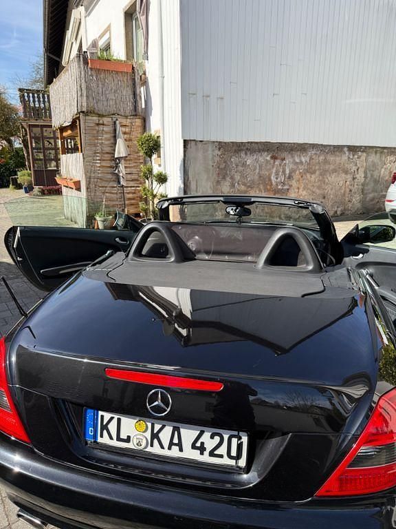 Second-hand Mercedes SLK200 184 CP (135 kW) 2010 Negru Cabrio