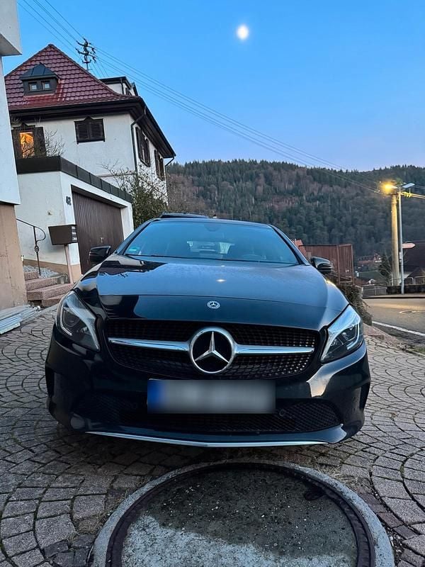 Schwarz Gebraucht 2018 Mercedes A180 Kleinwagen | 15.000 € (Superpreis) - Bild 1/4