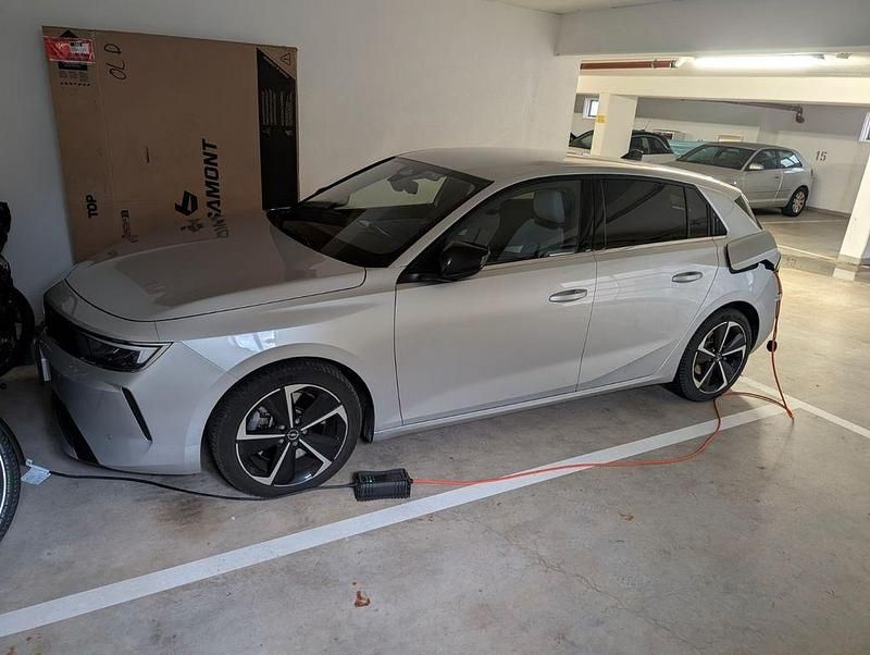 Grau Gebraucht 2022 Opel Astra Elegance Limousine | 22.999 € (Fairer Preis) - Bild 1/3