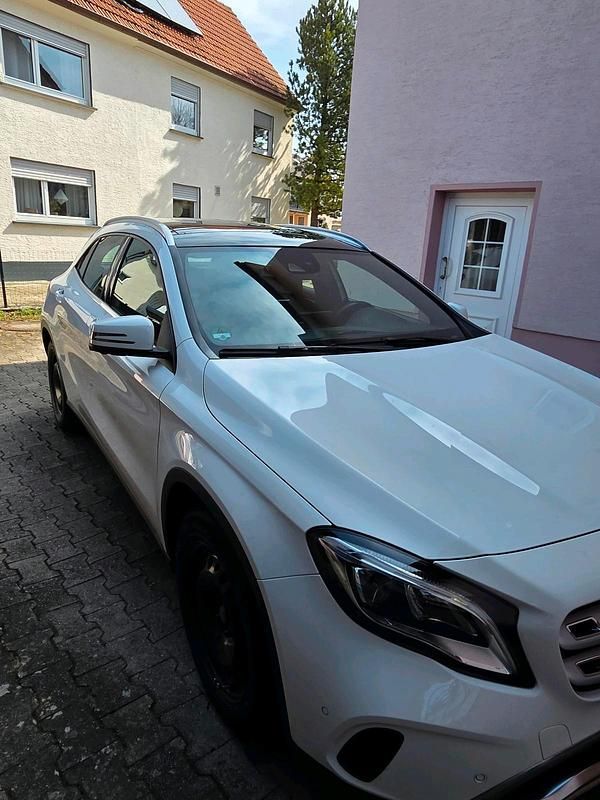 Gebraucht Mercedes GLA180 122 PS (89 kW) 2019 Weiß SUV