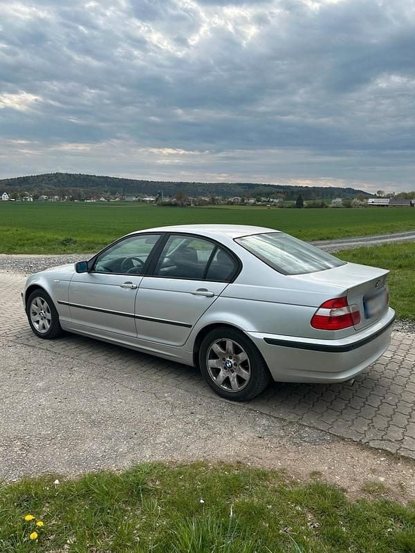 Second-hand BMW 318 143 CP (105 kW) 2003 Argintiu Berlinǎ