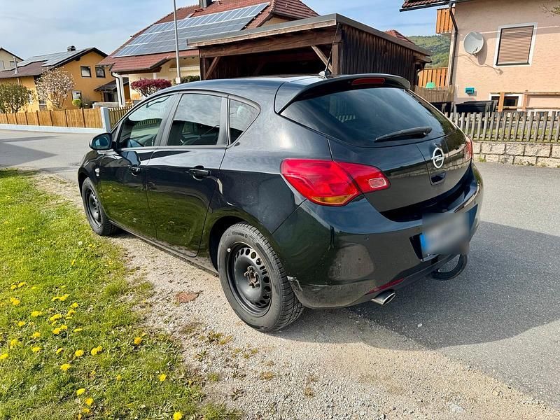 Usata Opel Astra 140 CV (102 kW) 2012 Nero Berlina