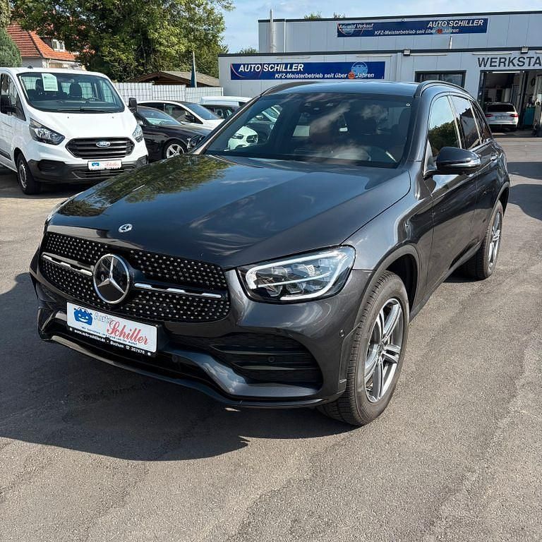 Grau Gebraucht 2022 Mercedes GLC300 AMG SUV | 46.900 € (Fairer Preis) - Bild 1/4
