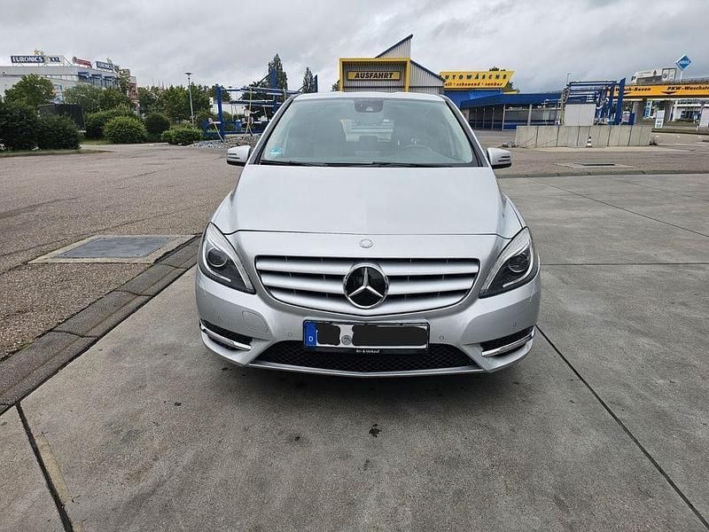 Grau Gebraucht 2011 Mercedes B200 Van / Kleinbus | 8.499 € (Etwas zu teuer) - Bild 1/4
