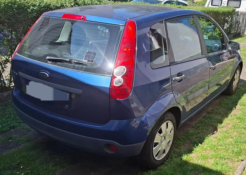 Blau Gebraucht 2006 Ford Fiesta Kleinwagen | 910 € - Bild 1/4