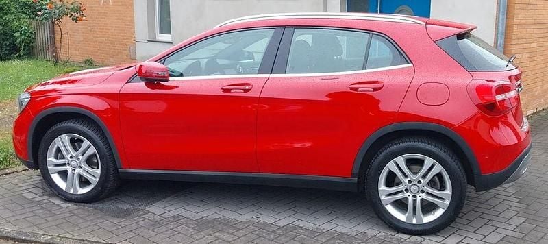 Rot Gebraucht 2016 Mercedes GLA250 Style SUV | 15.500 € (Guter Preis) - Bild 1/4