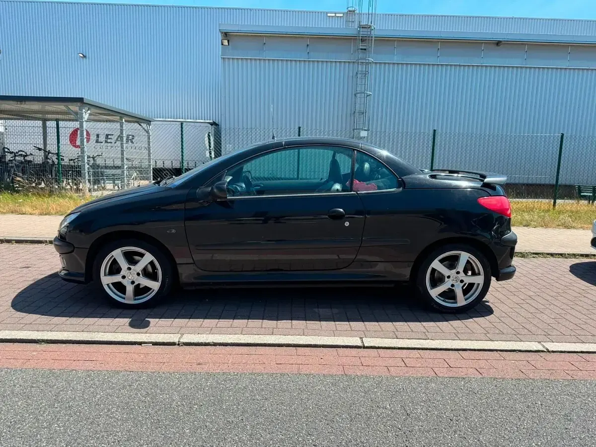 Gebraucht Peugeot 206 CC 110 PS (80 kW) 2002 Schwarz Cabrio