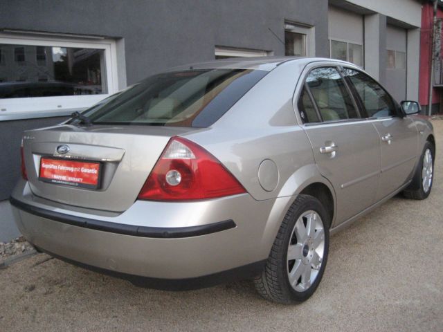 Gebraucht Ford Mondeo Ghia 146 PS (107 kW) 2004 Andere farbe metallic Limousine