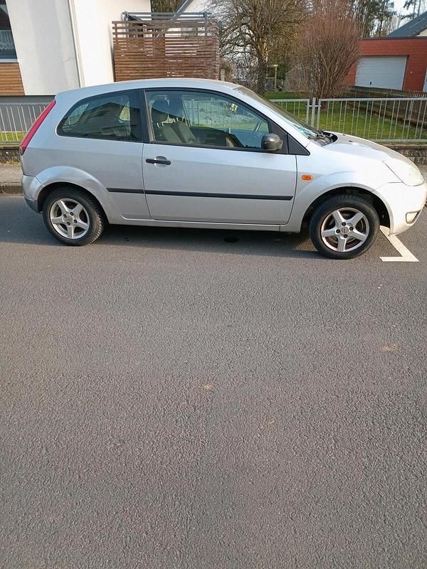 Gebraucht Ford Fiesta 70 PS (51 kW) 2005 Silber Kleinwagen