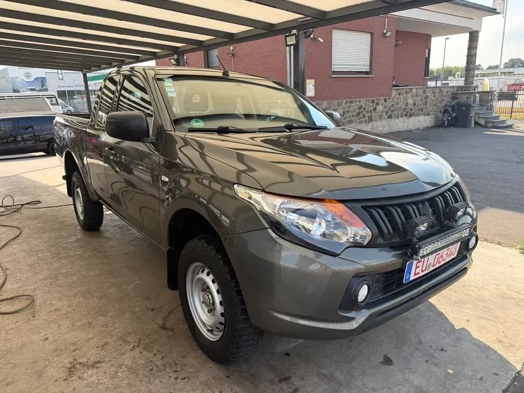 Gebraucht Mitsubishi L200 Basis 154 PS (113 kW) 2017 Silber Pickup