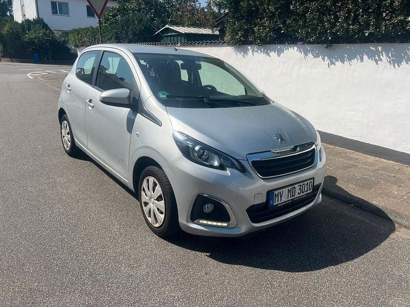 Grau Gebraucht 2015 Peugeot 108 Active Kleinwagen | 6.290 € (Guter Preis) - Bild 1/4