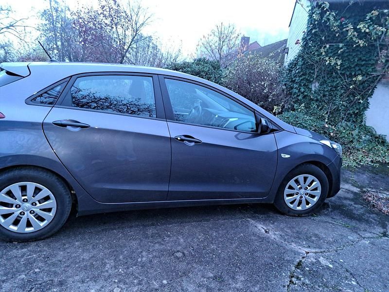 Grau Gebraucht 2014 Hyundai i30 Life Plus Limousine | 7.300 € (Fairer Preis) - Bild 1/4