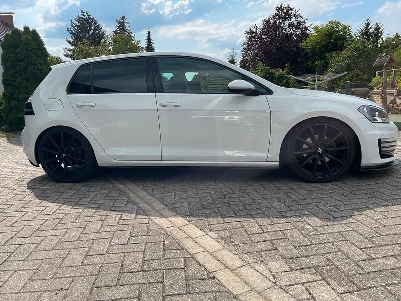 Weiß Gebraucht 2016 VW Golf VII Limousine | 12.500 € (Fairer Preis) - Bild 1/4