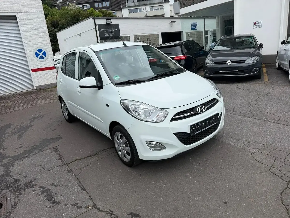 Gebraucht Hyundai i10 88 PS (64 kW) 2013 Weiß Kleinwagen
