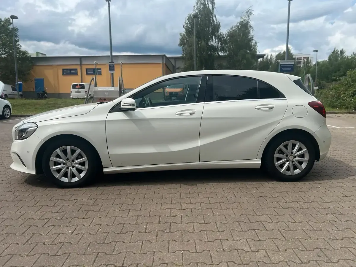 Gebraucht Mercedes A180 Style 109 PS (80 kW) 2017 Weiß Limousine