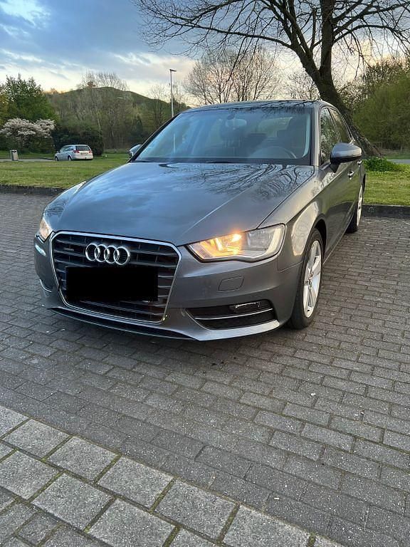 Grau Gebraucht 2013 Audi A3 Sportback Ambiente Kleinwagen | 12.000 € (Etwas zu teuer) - Bild 1/4