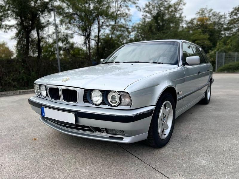 Silber Gebraucht 1996 BMW 520 Kombi | 11.900 € - Bild 1/4