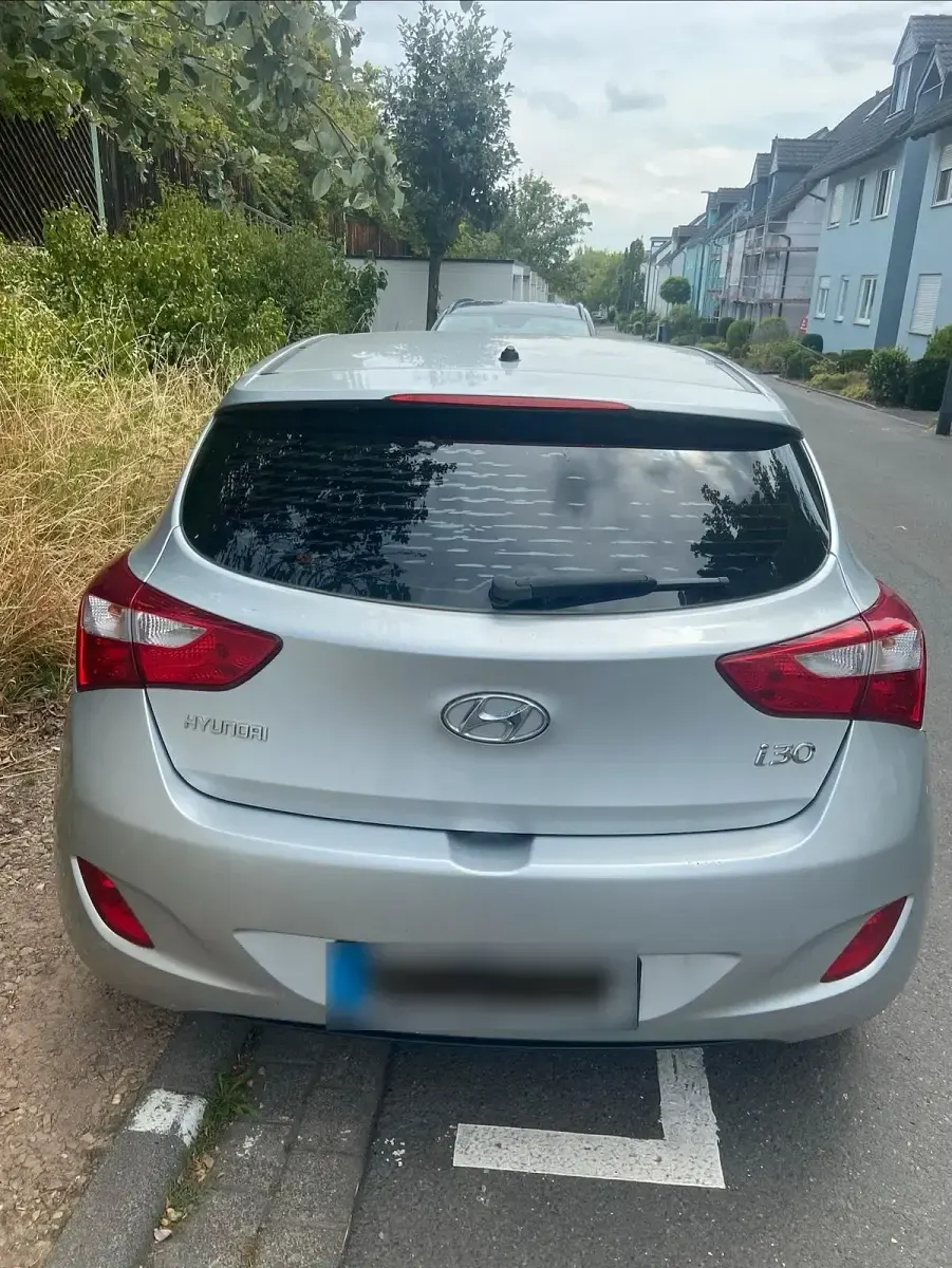 Gebraucht Hyundai i30 Classic 99 PS (72 kW) 2013 Silber Limousine