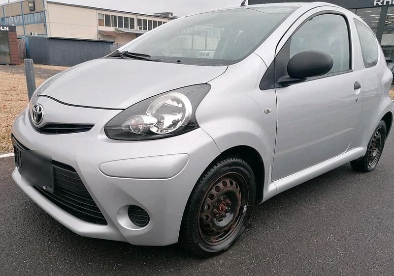 Silber Gebraucht 2013 Toyota Aygo Kleinwagen | 2.250 € (Guter Preis) - Bild 1/4