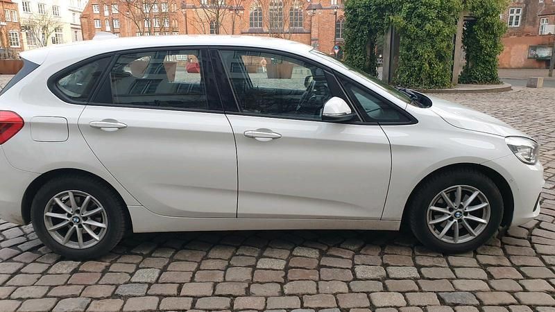 Weiß Gebraucht 2015 BMW 218 Van / Kleinbus | 8.700 € (Superpreis) - Bild 1/4
