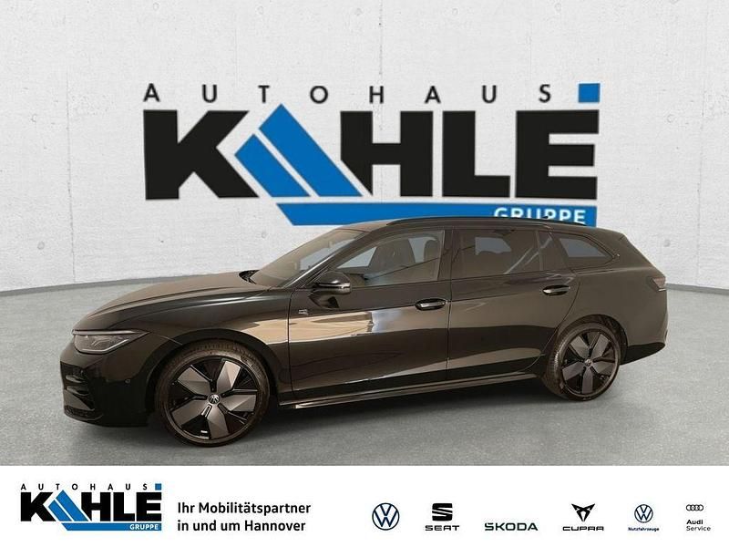Grenadillschwarz metallic Gebraucht 2025 VW Passat R-line Kombi | 46.990 € (Etwas zu teuer) - Bild 1/4