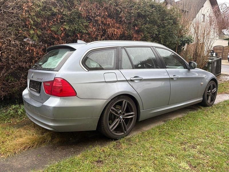 Gebraucht BMW 320 184 PS (135 kW) 2011 Blau Kombi