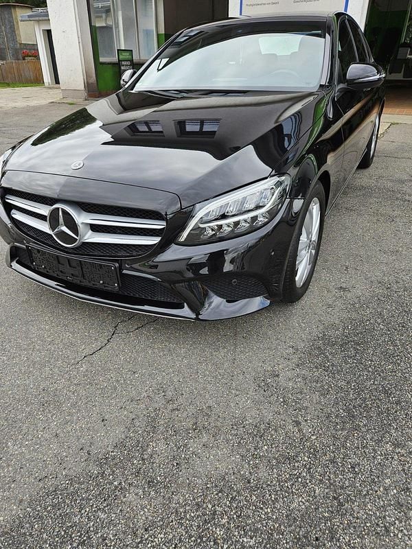 Schwarz Gebraucht 2020 Mercedes C180 Avantgarde Limousine | 26.990 € - Bild 1/4