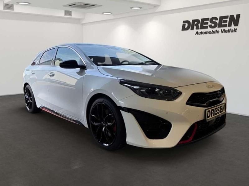 Gebraucht Kia ProCeed GT 204 PS (150 kW) 2024 Hw2) deluxeweiss met. (weiss Kombi