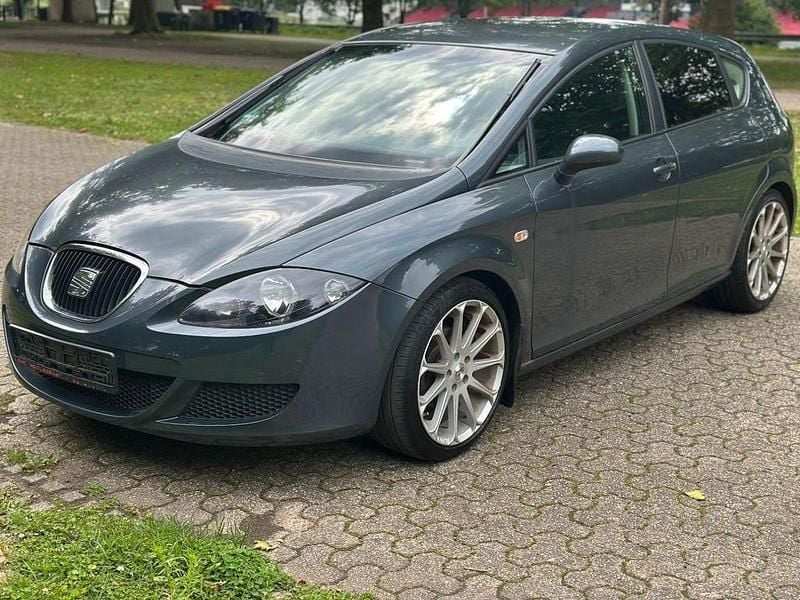 Schwarz Gebraucht 2005 Seat Leon Reference Limousine | 1.199 € (Guter Preis) - Bild 1/4