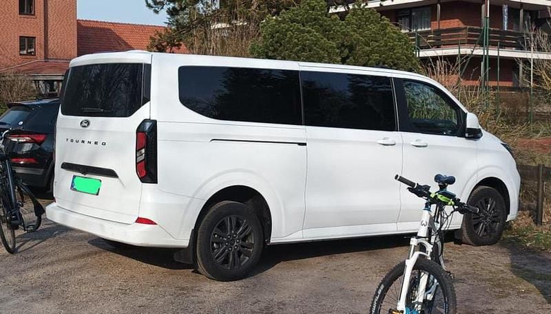 Weiß Gebraucht 2024 Ford Tourneo Custom Titanium Van / Kleinbus | 45.395 € (Fairer Preis) - Bild 1/3
