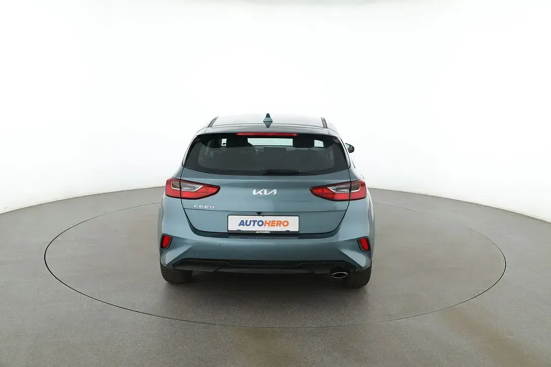 Usado Kia Ceed Edition 7 2023 Gris Utilitario