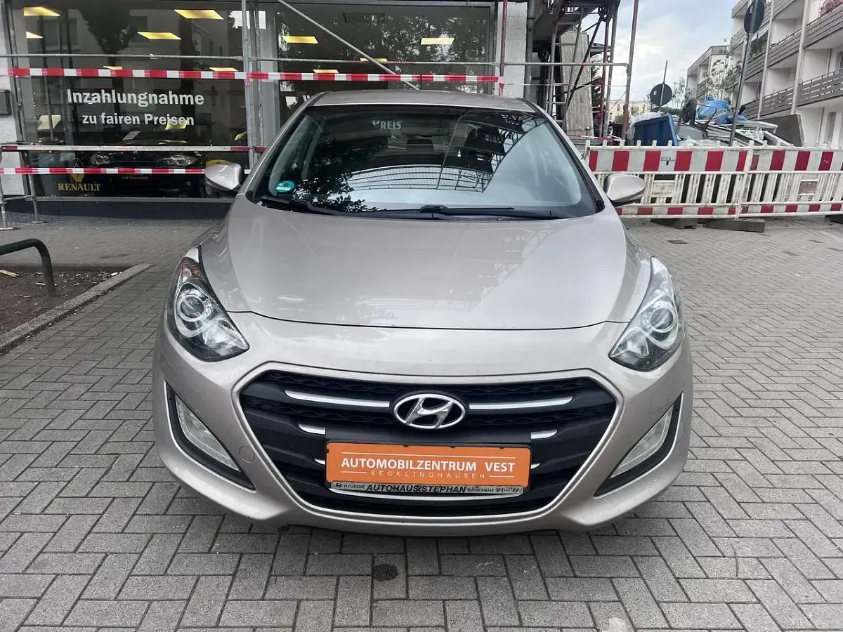Gebraucht Hyundai i30 Trend 110 PS (80 kW) 2015 White sand / met Limousine
