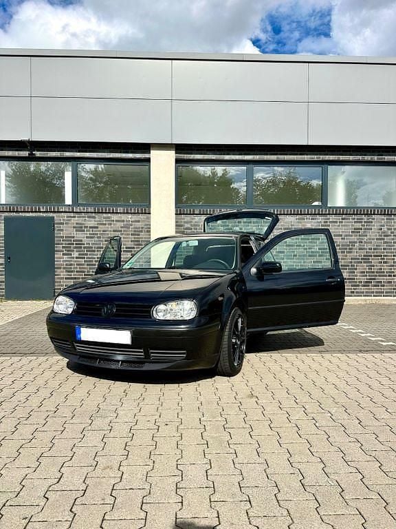 Schwarz Gebraucht 2002 VW Golf IV Edition Limousine | 1.900 € (Etwas zu teuer) - Bild 1/4