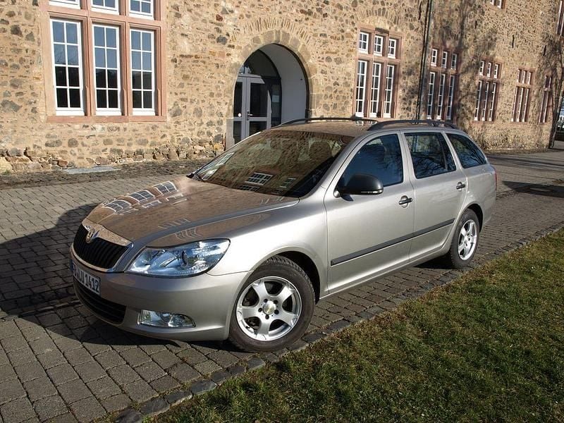Beige Gebraucht 2011 Skoda Octavia Kombi | 4.880 € (Superpreis) - Bild 1/4