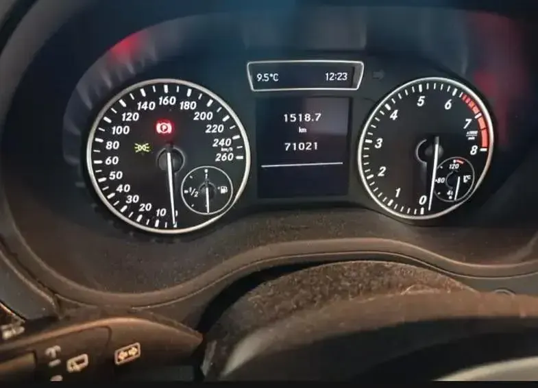 Gebraucht Mercedes B180 122 PS (89 kW) 2013 Grau Van / Kleinbus