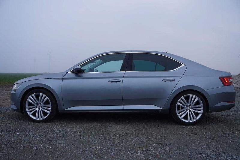 Gebraucht Skoda Superb Style 150 PS (110 kW) 2015 Grau Limousine