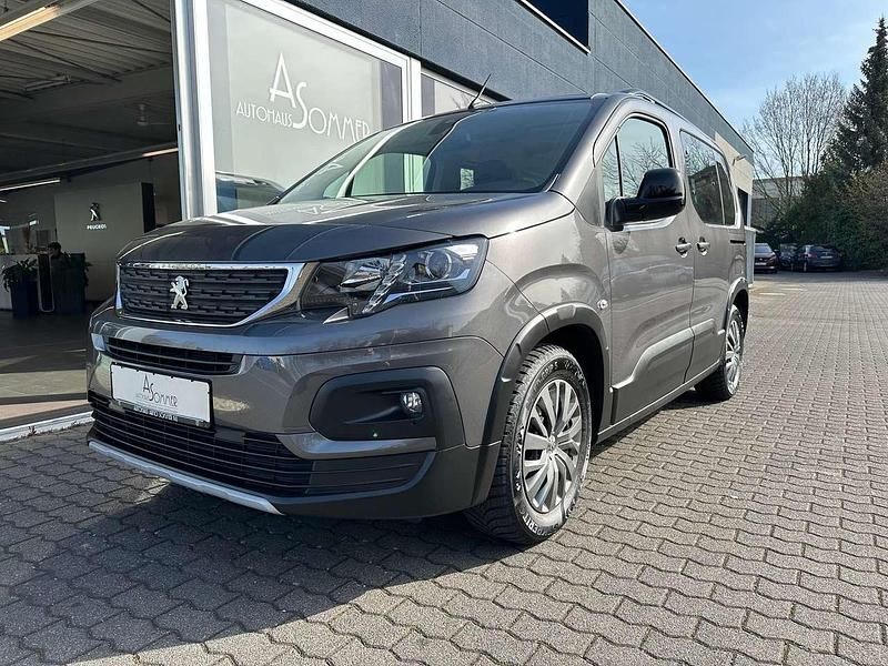 Platinum grau metallic Gebraucht 2023 Peugeot e-Rifter Allure Van / Kleinbus | 24.990 € (Fairer Preis) - Bild 1/4